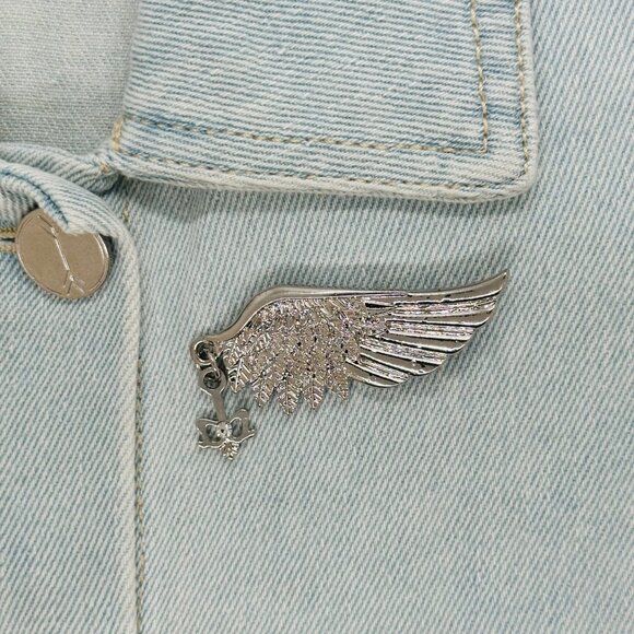 ✨Angel Wing  Brooch Pin Silver Plated  Tie Clip with Fleur-De-Lis Winged Emblem✨ - Picture 1 of 4